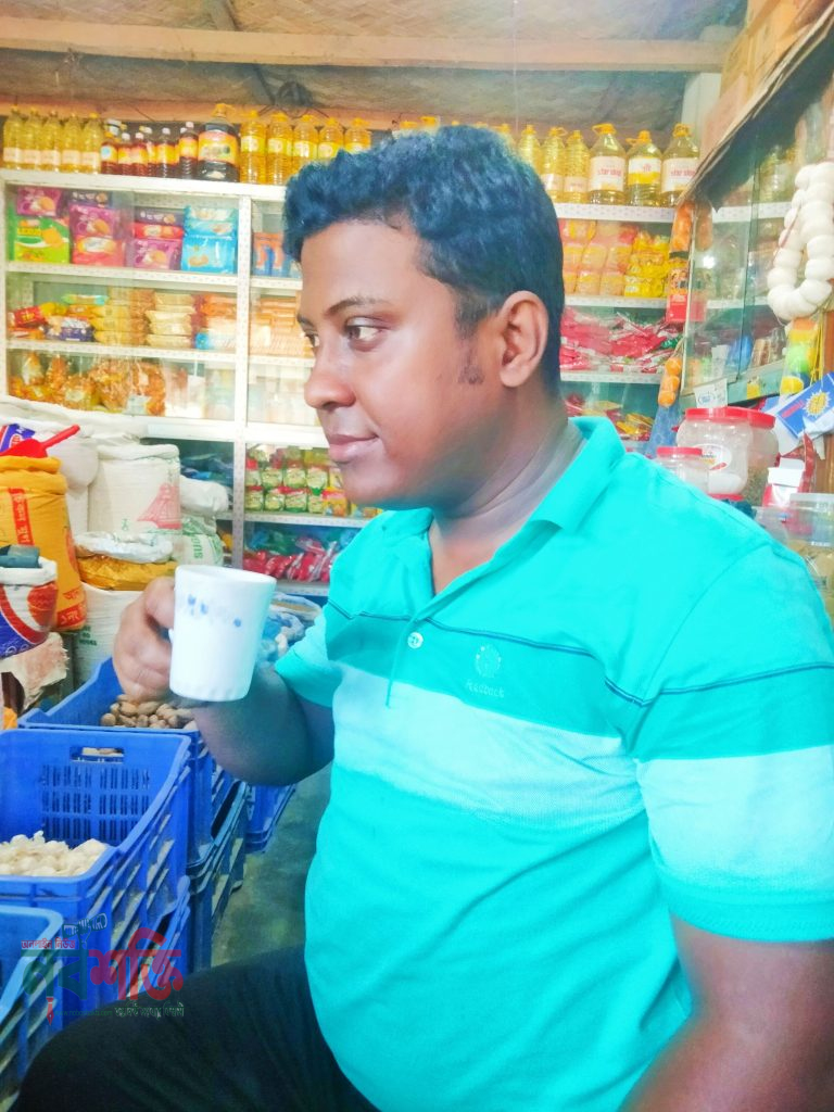 এবি ডিপার্টমেন্টে বসে চা পান করছেন এক চাপ্রেমী। 